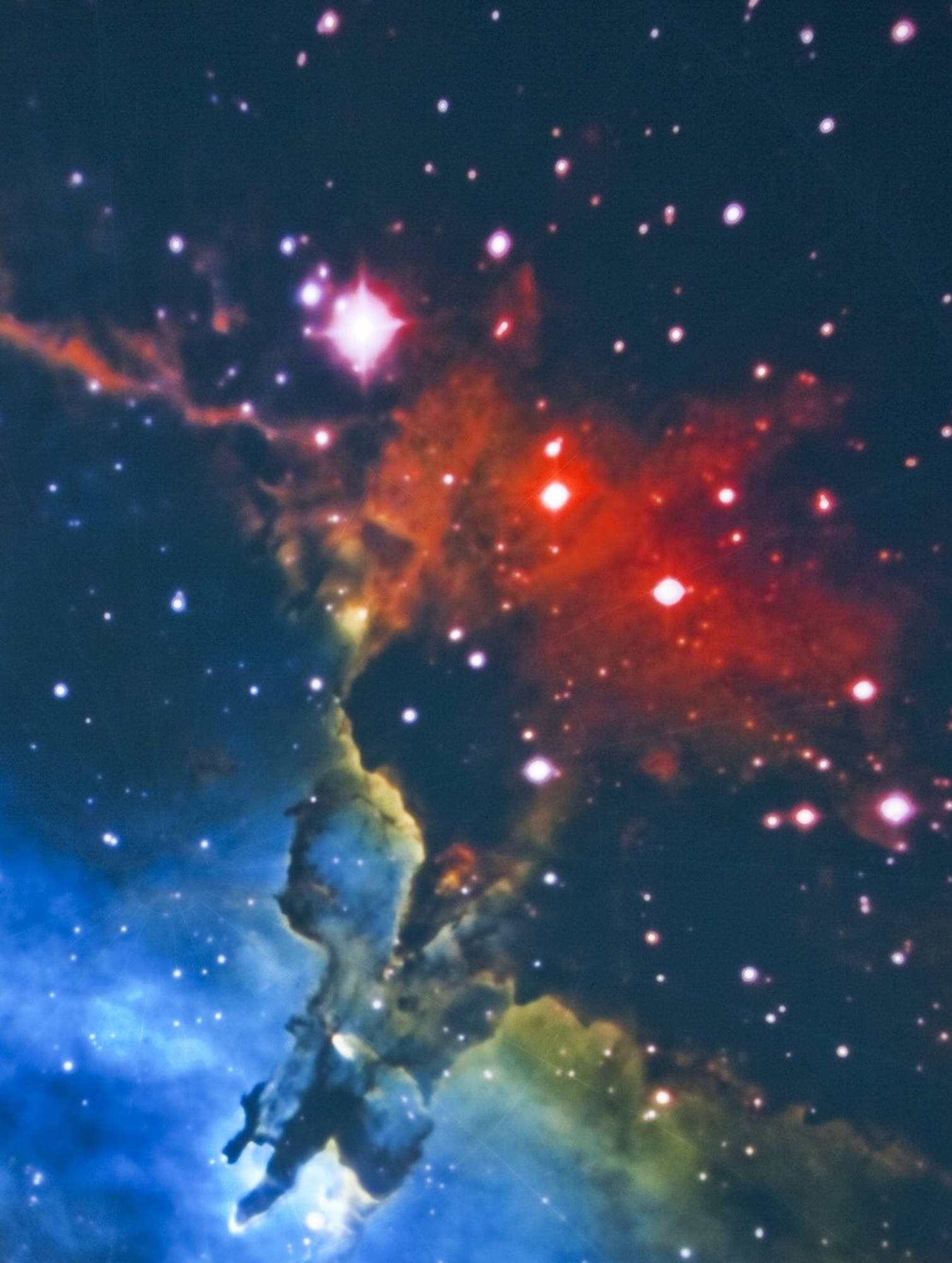 Farbenfroher Nebel mit hellen Sternen in roten, blauen und grünen Farbtönen, der eine kosmische Landschaft im Weltraum schafft.