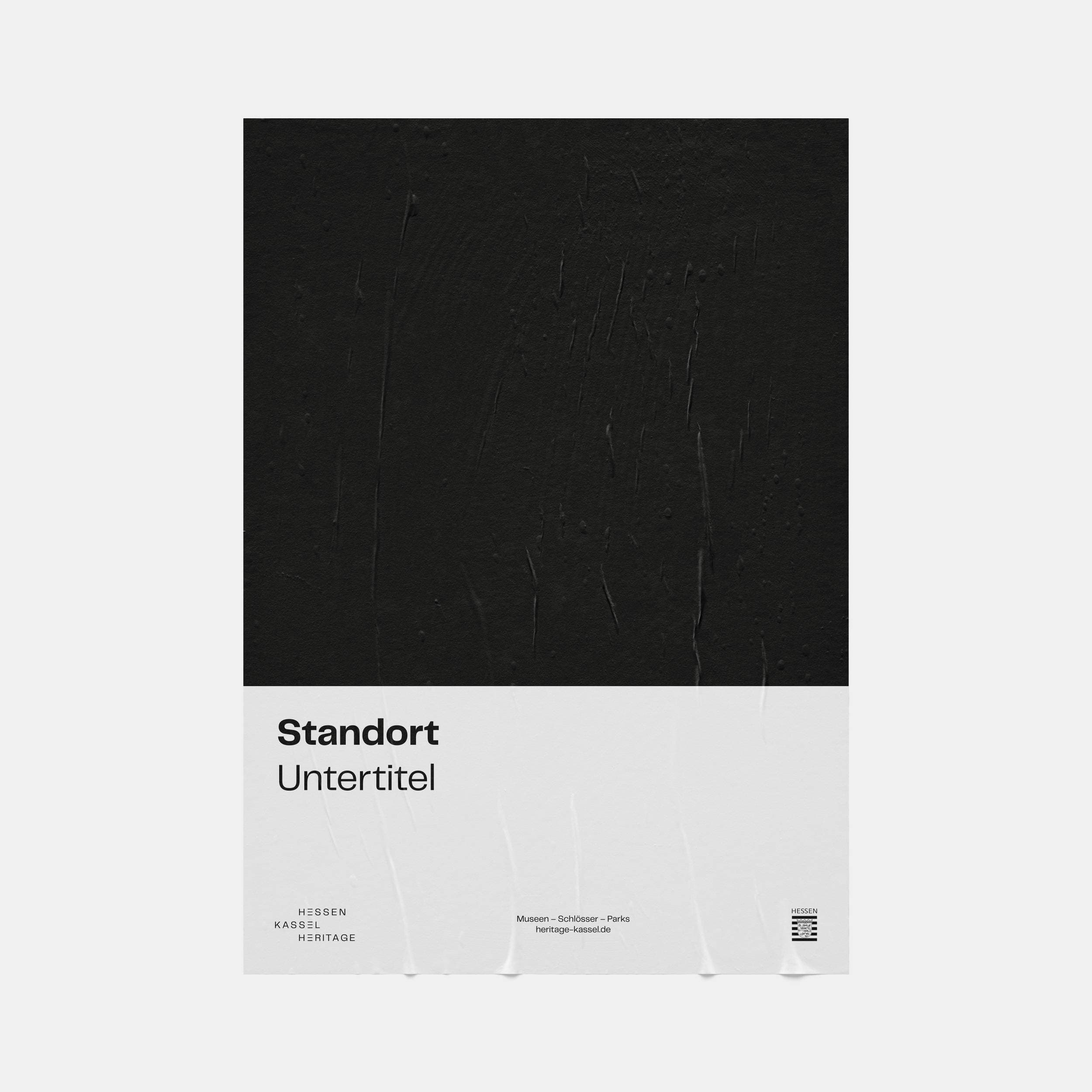 Minimalistisches Poster mit schwarzem oberen und weißem unteren Bereich. Der Text lautet „Standort Untertitel“ mit zusätzlichem kleinen Text darunter.
